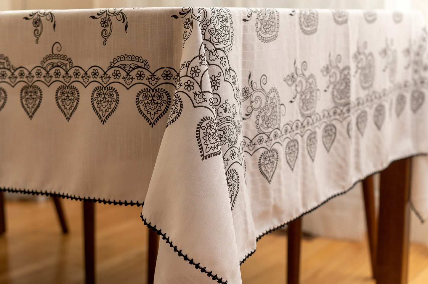 White hand press table cloth