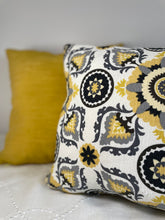 Load image into Gallery viewer, Woven throw pillow
