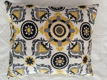 Load image into Gallery viewer, Woven throw pillow
