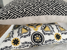 Load image into Gallery viewer, Woven throw pillow
