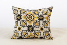 Load image into Gallery viewer, Woven throw pillow
